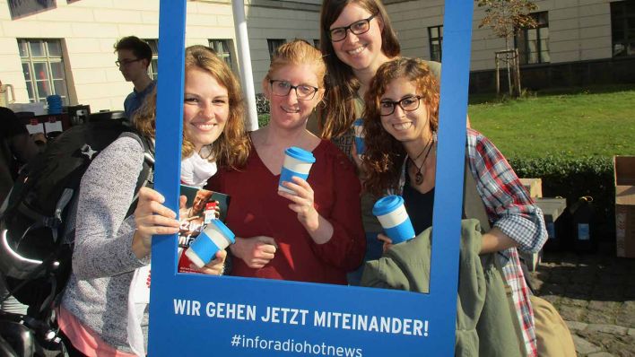 Studenten der Humboldt Universität in einem Bilderrahmen mit der Aufschrift "Wir gehen jetzt miteinander", 17.10.2017