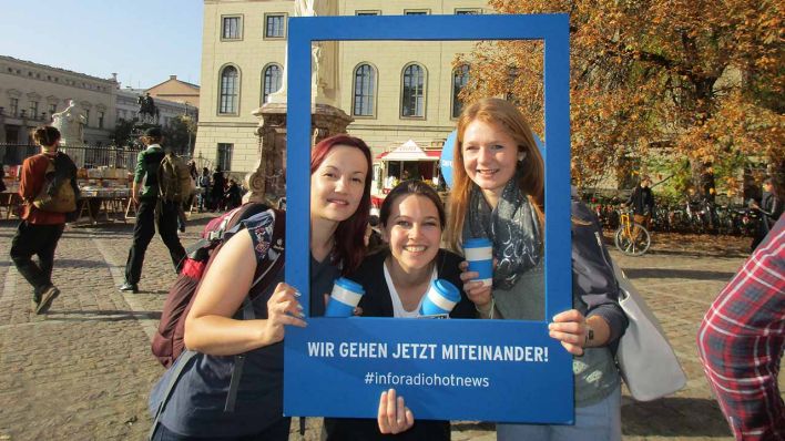 Studenten der Humboldt Universität in einem Bilderrahmen mit der Aufschrift "Wir gehen jetzt miteinander", 17.10.2017