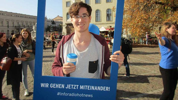 Studenten der HU Berlin posieren am 17.10.2017 in einem Bilderrahmen mit der Aufschrift "Wir gehen jetzt miteinander #inforadiohotnews"