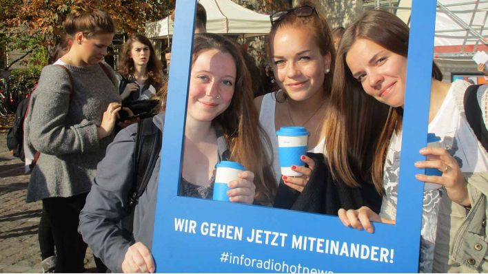 Studenten der HU Berlin posieren am 17.10.2017 in einem Bilderrahmen mit der Aufschrift "Wir gehen jetzt miteinander #inforadiohotnews"