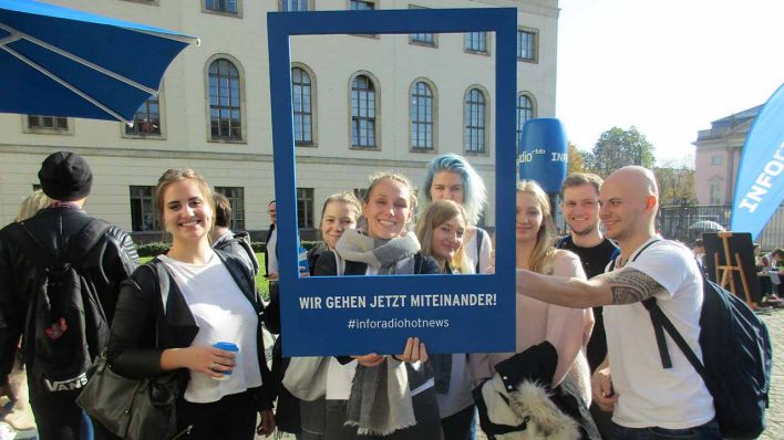 Studenten der HU Berlin posieren am 17.10.2017 in einem Bilderrahmen mit der Aufschrift "Wir gehen jetzt miteinander #inforadiohotnews"