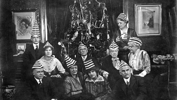 Familie um 1915 feiert Weihnachten