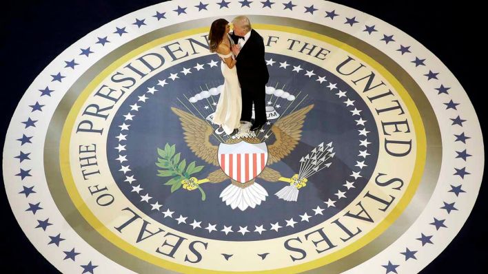 Donald Trump und seine Frau Melania tanzen am 20.01.2017, dem Tag der Amtseinführung, beim "Military Ball" im National Building Museum in Washington (USA).