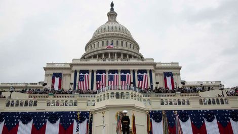 Der neue US-Präsident Donald Trump (M) hält seine Eröffnungsrede vor dem Kapitol, nachdem er am 20.01.2017 in Washington, USA, den Amtseid als 45. Präsident der Vereinigten Staaten Amerikas abgelegt hat.