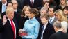 Donald Trump legt neben Ehefrau Melania, die die Bibel in den Händen hält, am 20.01.2017 in Washington, USA, den Amtseid als 45. Präsident der Vereinigten Staaten Amerikas ab.