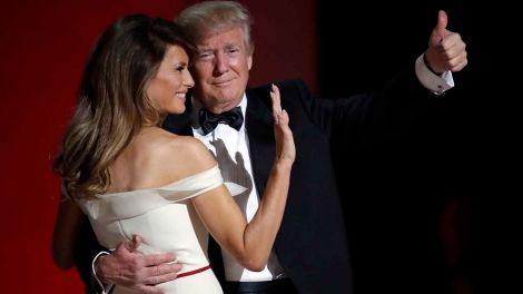 Donald Trump und seine Frau Melania tanzen am 20.01.2017, dem Tag der Amtseinführung, beim "Liberty Ball" in Washington (USA) ihren ersten Tanz als "First Couple".