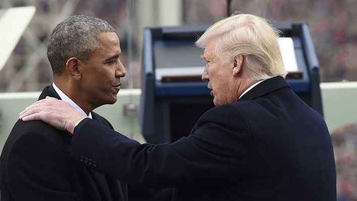 Der neue US-Präsident Donald Trump (r) und sein Amtsvorgänger Barack Obama begrüßen sich am 20.01.2017 zu Trumps Amtseinführung im Kapitol in Washington (USA).
