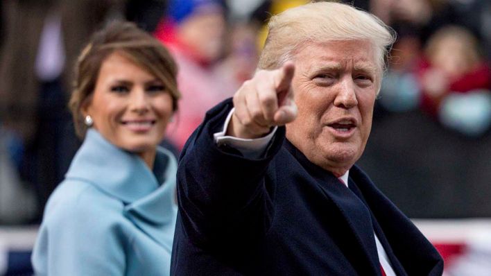 Donald Trump und seine Frau Melania gehen am 20.01.2017 bei der Parade zu seiner Amtseinführung ein Stück zu Fuß vom Kapitol zum Weißen Haus in Washington (USA)