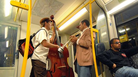 Jazzmusiker machen Musik in der U-Bahn in Berlin