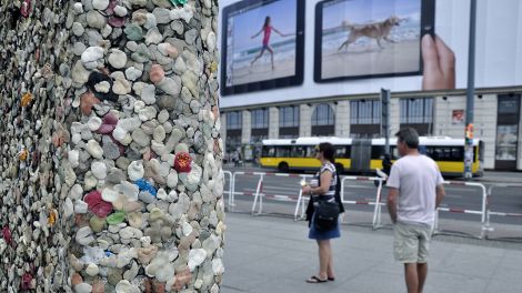 Mit Kaugummi beklebte Reststücke der Berliner Mauer am Potsdamer Platz