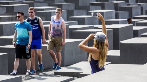 Touristen machen Selfies am Holocaust-Mahnmal