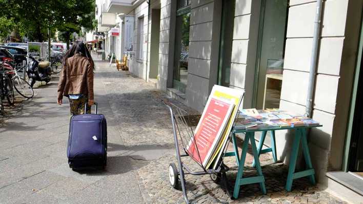 Touristin mit Rollkoffer in Prenzlauer Berg (Bild: imago/Seeliger)