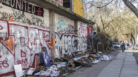 Müll an einem leer stehenden Gebäude in Berlin Kreuzberg