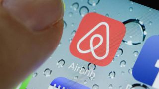 App von Airbnb auf einem Smartphone (Bild: Thomas Trutschel/photothek.net/imago)