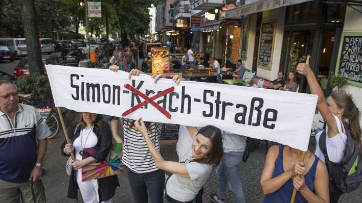 Anwohner protestieren gegen nächtlichen Lärm in der Simon-Dach-Straße