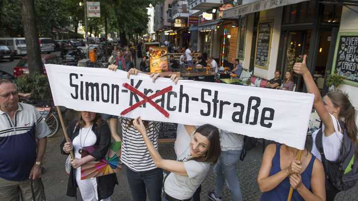 Anwohner protestieren gegen nächtlichen Lärm in der Simon-Dach-Straße Anwohner protestieren gegen nächtlichen Lärm in der Simon-Dach-Straße