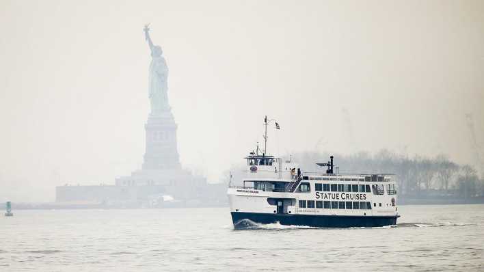 Touristenschiff vor der Freiheitsstatue in New York (Bild: Wang Ying/imago)
