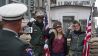 Touristen posieren am Checkpoint Charlie in Berlin-Mitte