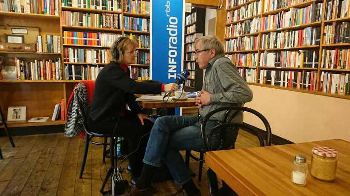 Sabine Dahl (l) mit Eckhardt Sagitza (Bild: Anna Hanke/rbb)