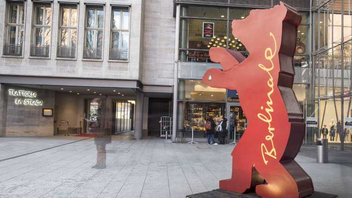 Berlinale-Bär vor den Potsdamer Platz-Acarden anlässlich der 68. Internationalen Filmfestspiele Berlin (snapshot-photography/ T.Seeliger)