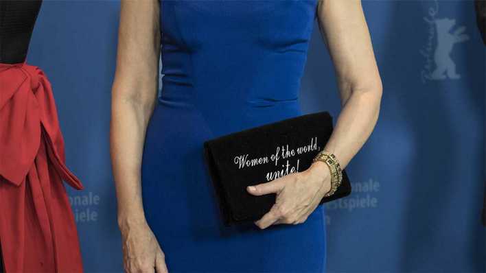 Patricia Clarkson bei der Berlinale 2018/Handtasche mit Stickerei "Women of the World Unite"