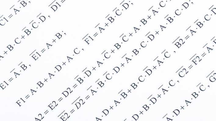 Mathematische Formeln auf einem Blatt Papier