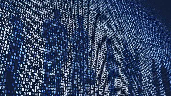 Schatten von Menschen auf Zahlen auf riesiger digitaler Displaywand Schatten von Menschen auf Zahlen auf riesiger digitaler Displaywand