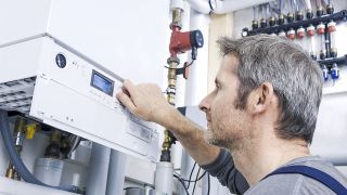 Installateur überprüft Heizung