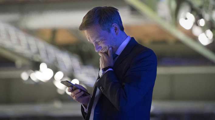 Christian Lindner (FDP) schaut auf sein Smartphone Christian Lindner (FDP) schaut auf sein Smartphone