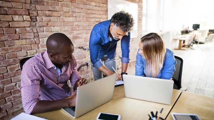 Kollegen an einem modernen Arbeitsplatz Kollegen an einem modernen Arbeitsplatz