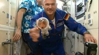 HANDOUT - 08.06.2018, ISS: Die Luke zwischen der Kapsel «Sojus MS-09» und der Raumstation ISS öffnet sich, der deutsche Astronaut Alexander Gerst schwebt in die Internationale Raumstation (ISS). (Bildschirmfoto vom Livestream der ESA)