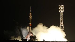 Start einer Rakete vom Raumflughafen Baikonur