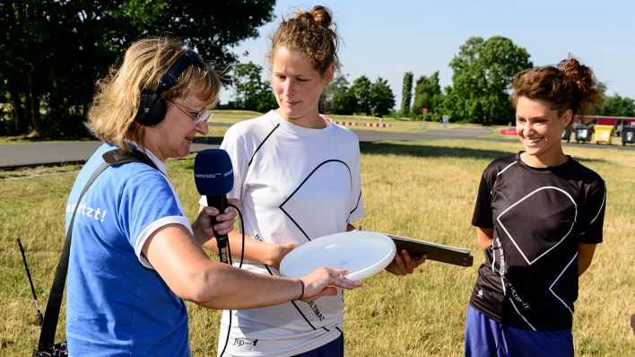 Sabine Dahl mit Neele Klossmann und Rebecca Eltgen von Kreuzberg Ultimate