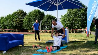 Personal Trainer Michael Schimmer zeigt Maria Mückstein Übungen zur Srärkung der Muskulatur