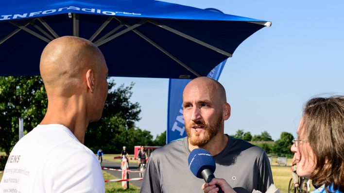 Personal Trainer Michael Schimmer berät einen Läufer vom Tempelhofer Feld