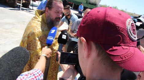 Für den Priester scheint das ein angenehmes Medienereignis zu sein