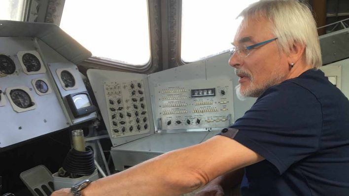 Thomas Prinzler im Cockpit der sowjetischen Raumfähre Buran, die längst Geschichte war, ehe richtig geflogen wurde