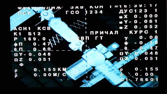 Docking der Sojus an die ISS - unten links 0,00 Meter