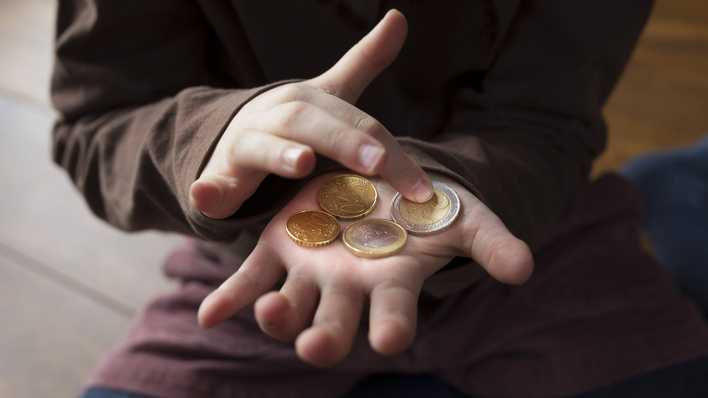 Fünfjähriges Mädchen zählt ihr Taschengeld Fünfjähriges Mädchen zählt ihr Taschengeld