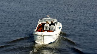Motorboot auf dem Wannsee in Berlin