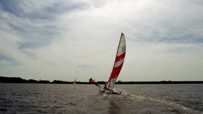 Ein Katamaran auf dem Müggelsee