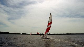 Ein Katamaran auf dem Müggelsee