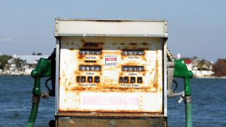 Alte Zapfsäule einer Bootstankstelle