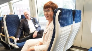 Joachim Trettin, Konzernbevollmächtigter der Deutschen Bahn für das Land Brandenburg, und Kathrin Schneider (SPD), Ministerin für Infrastruktur und Landesplanung in der Bahn