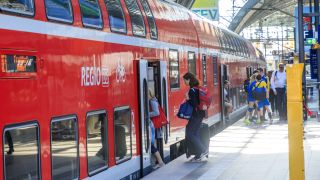 Ein Zug der DB Regio auf dem Hbh Berlin