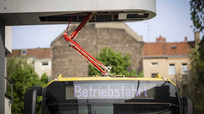 Themen der Woche KW17 Bilder des Tages Ein Elektrobus der BVG, aufgenommen bei einem Ladevorgang an einer Ladestation auf dem EUREF-Campus in Berlin, 24.04.2018. Berlin Deutschland Themen der Woche KW17 Bilder des Tages Ein Elektrobus der BVG, aufgenommen bei einem Ladevorgang an einer Ladestation auf dem EUREF-Campus in Berlin, 24.04.2018. Berlin Deutschland