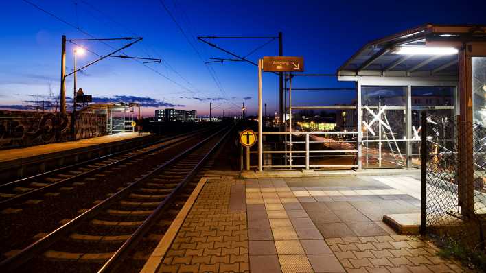 Ende des Bahnsteigs mit Ausgang am Haltepunkt Albrechtshof.