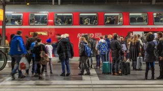 Reisende auf dem Berliner Hauptbahnhof steigen in einen Regionalexpress.