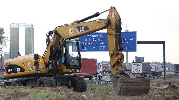 Ein Bagger steht an der A10 Südlicher Berliner Ring, 5. April 2016 Nähe Michendorf. Der Autobahnabschnitt zwischen den Dreiecken Potsdam und Nuthetal wird bis zum Jahr 2020 von sechs auf acht Spuren erweitert.