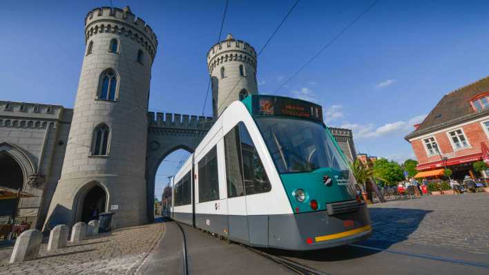 Straßenbahn am Nauener Tor in Potsdam Straßenbahn am Nauener Tor in Potsdam